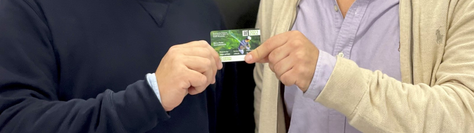 Feierliche Ausweisübergabe - VcG-Geschäftsführer Marco Paeke (links) macht Paul Mehling (rechts) zum VcGler Feierliche Ausweisübergabe - VcG-Geschäftsführer Marco Paeke (links) macht Paul Mehling (rechts) zum VcGler