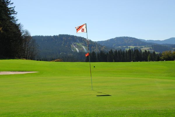 Mit Blick auf die Schwarzwaldberge: Golf beim GC Hochschwarzwald (Bild: GC Hochschwarzwald)