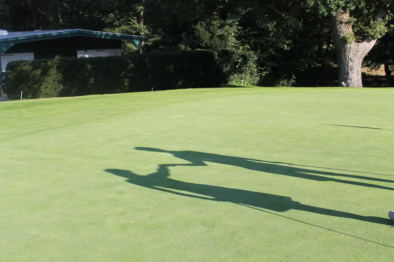 Corona-Faust statt High Five an Loch 18