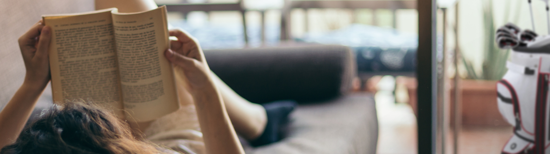 Mit einem guten Buch lässt es sich zu Hause aushalten. Mit einem guten Buch lässt es sich zu Hause aushalten.