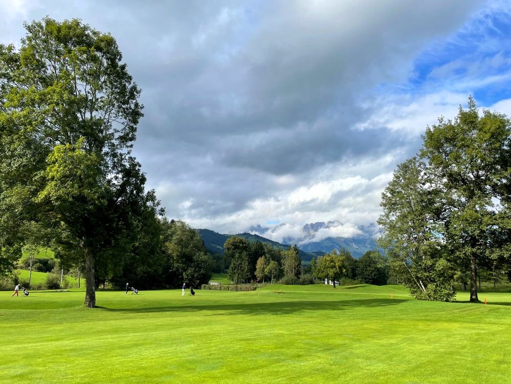 Speilerische Herausforderungen auf den front 9 dank Doglegs und Bunkern