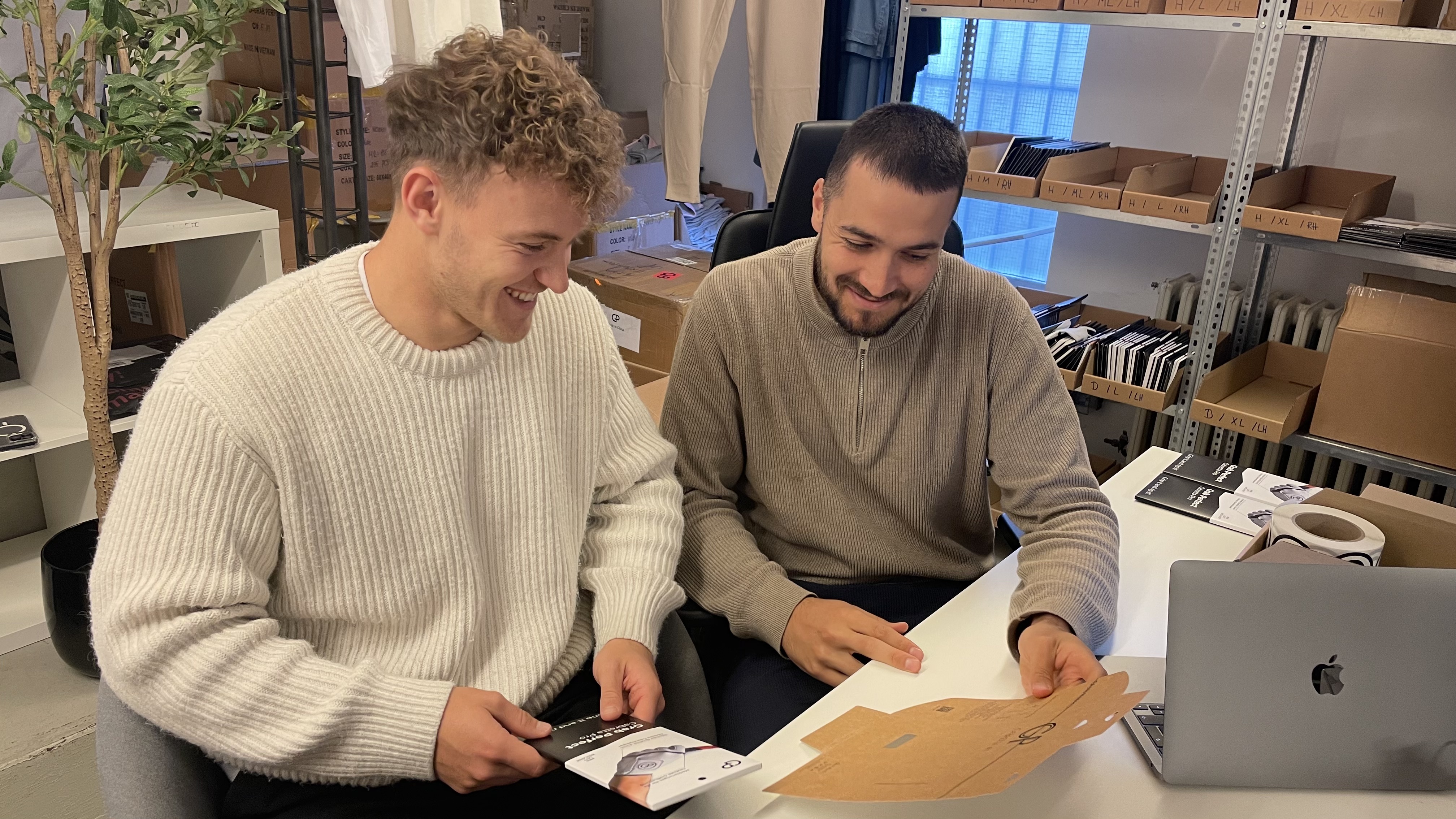 Müssen über die schlichte Kartonverpackung (rechts) von einst schmunzeln: die Grab-Perfect-Geschäftsführer 