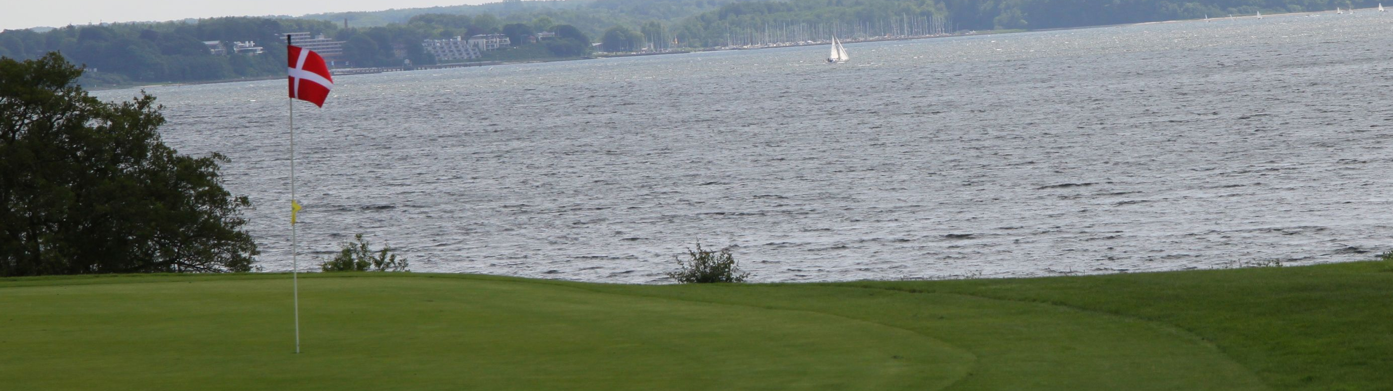 Wo die rot-weißen Fahnen wehn, ist es besonders schön! Wo die rot-weißen Fahnen wehn, ist es besonders schön!