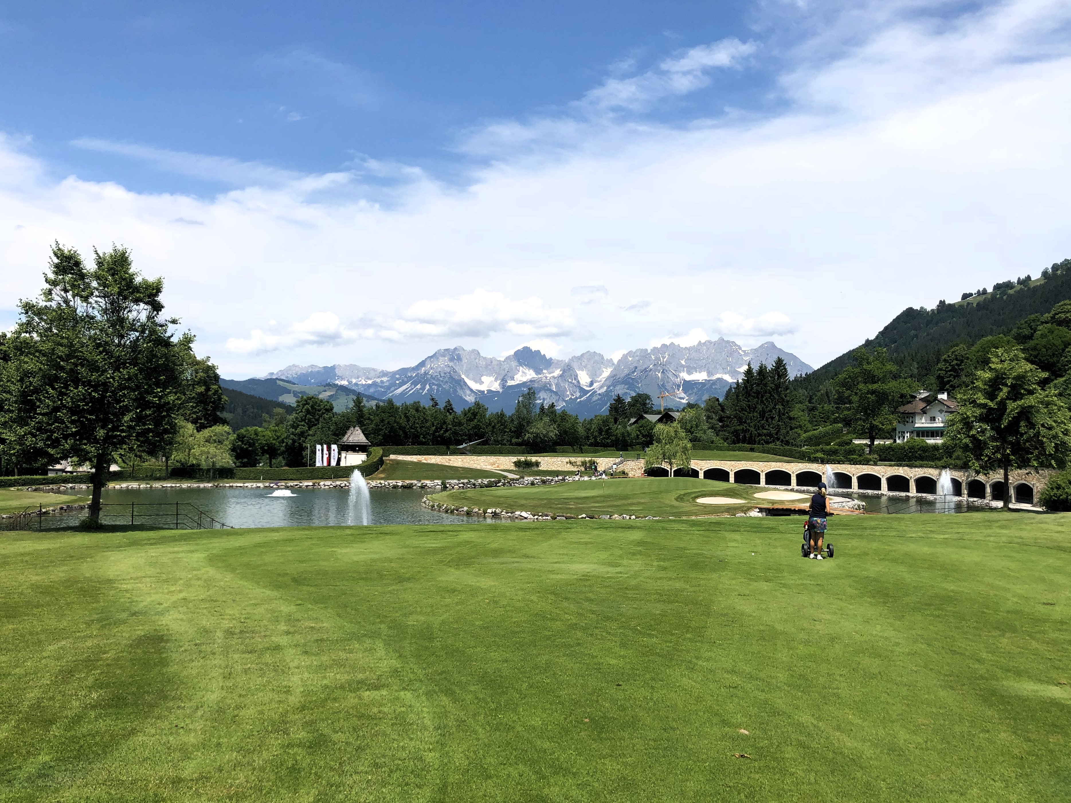 Inselgrün vor Bergkulisse